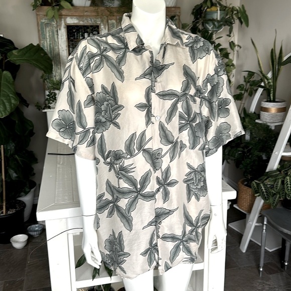 Vintage Other - Vintage 100% men’s silk, print green&tan short sleeve button down tropical
